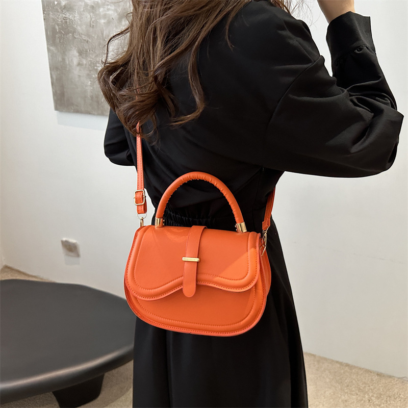 Bolsa de silla de colores caramelo 2024 primavera nueva moda de color sólido bolso de hombro inclinado