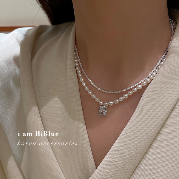 Retro set with zircon from pearl