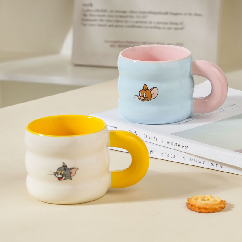 Gato y ratón taza de agua cerámica de alta absorción magnética con una hermosa caja de color taza de oficina