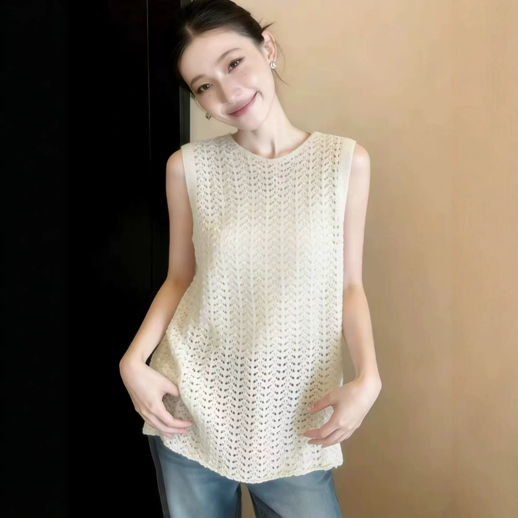 Áo thun nữ cổ tròn chạm rỗng không tay dáng rộng phong cách Hàn Quốc — màu trắng chi tiết 1