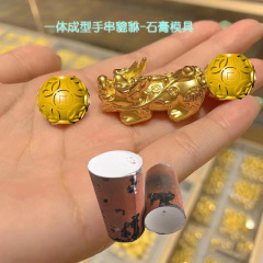 小紅の本の爆発の手はお金をつないで、ピシュピストの石膏の鋳型は財を募集します。