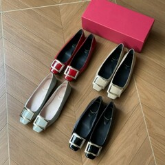 東莞の靴古典的なRVの女性靴の正方形のバックルのフラットシューズの金属の漆の皮の正方形の頭の浅い口の象の灰色の通勤の靴の春