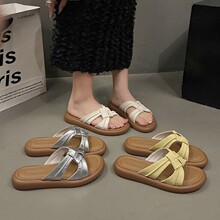 ���쳬����һ����ЬŮ���⴩2026�¿���ƽ���и�����ɳ̲����Ь
