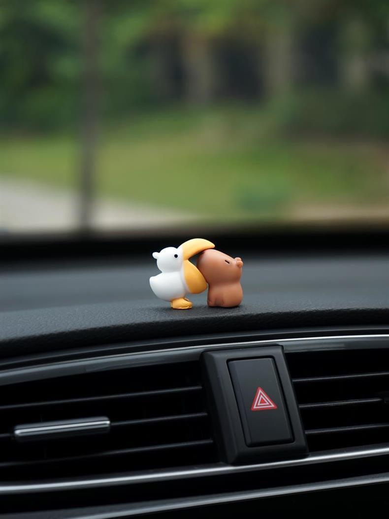 Während der Arbeitszeit ist es verboten, Kollegen zu essen. Dekorative Kleine Auto-Ornamente, Mini Niedliche Weibliche Pelikan- und Capybara-Figuren – Detail 9