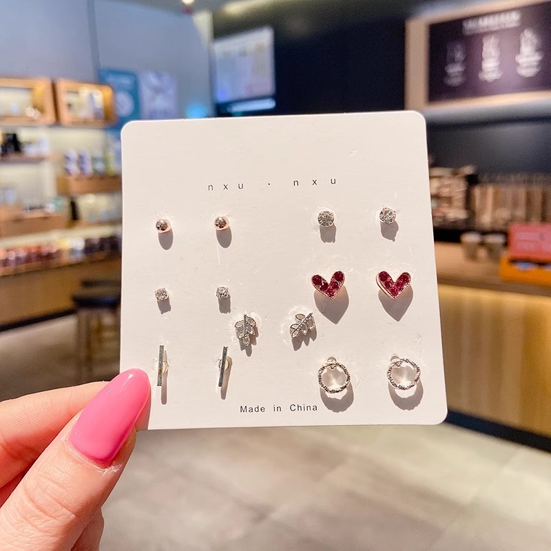 Juego de pendientes 2025 nuevas mujeres de moda simples, compactas, exquisitas, de alta gama, pendientes de celebridades de Internet