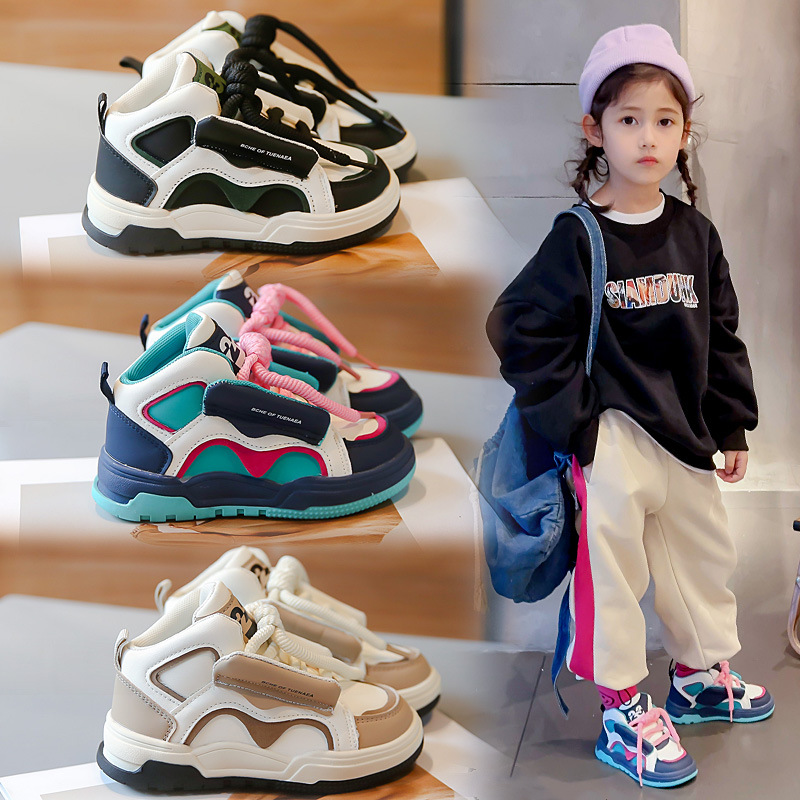 Ragazze, sport, autunno 2023, nuovo pane fritto per bambini di strada, ragazzi con dopamina, tavola alta_voghion.com