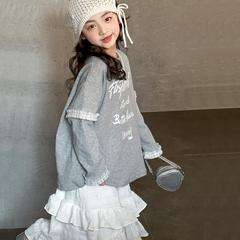 子供服のレースは長袖の上着をつなぎ合わせます。