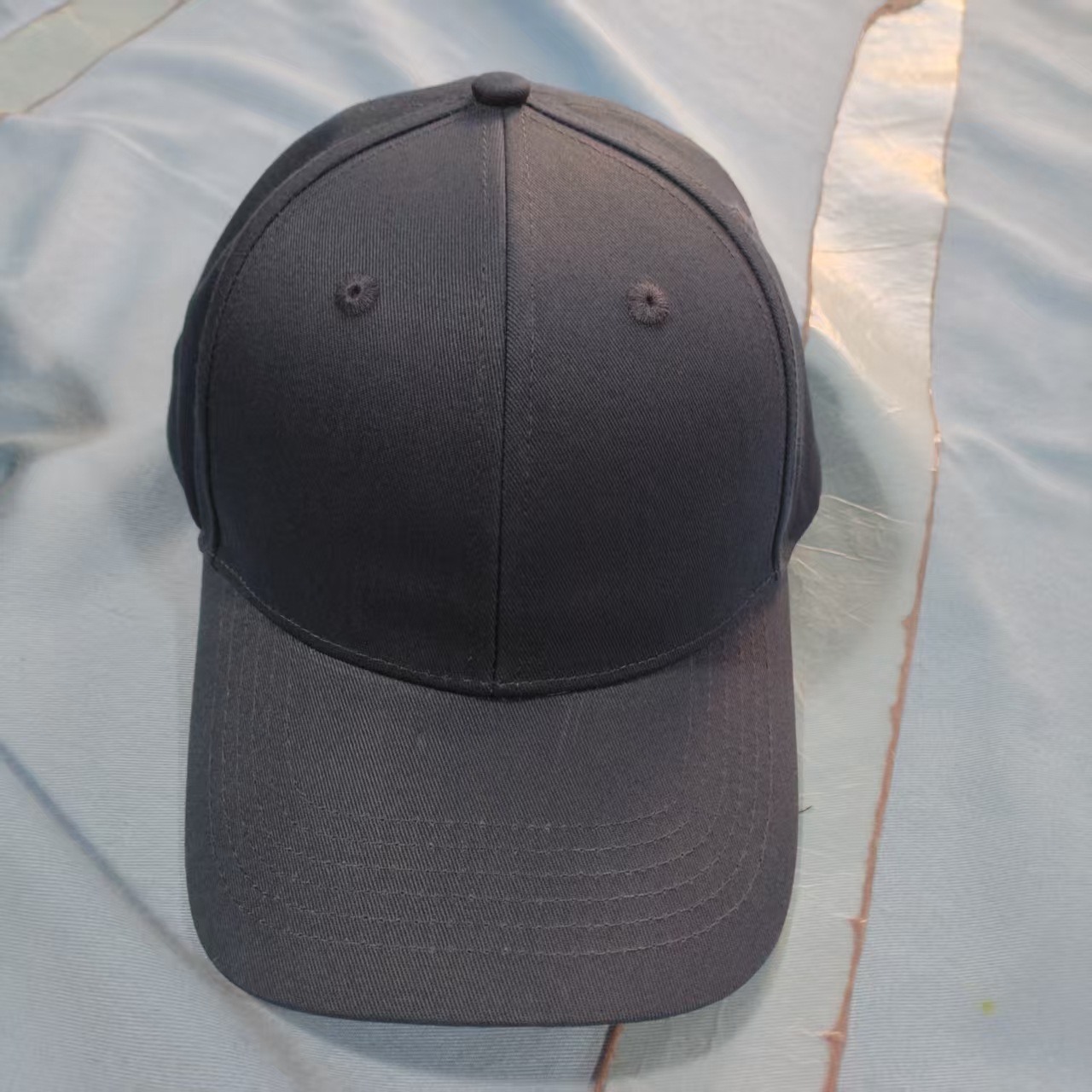 Gorra de béisbol negra informal con protección solar y ala larga para hombres y mujeres, adecuada para protección solar al aire libre y senderismo.
