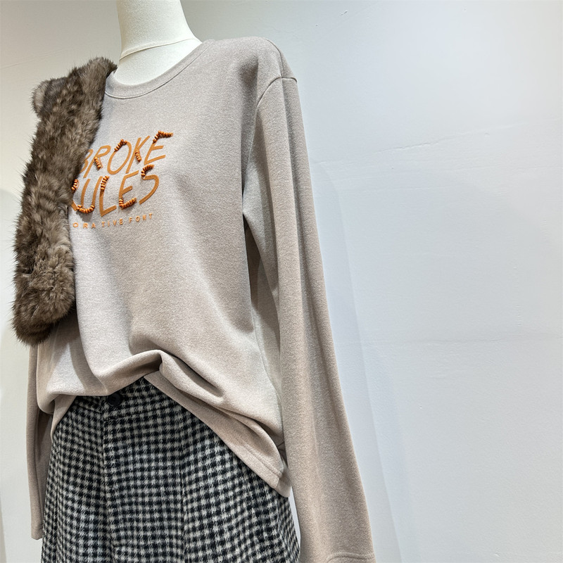 Hand-Stitched Wooden Bead Velvet Lettering Brushed Long-Sleeve T-Shirt for Women, Loose Oatmeal Apricot Round Neck Thickened Base Shirt for Early Spring