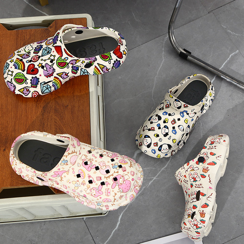 Fuzzy-feel hole shoes for women—summer, cute platform-heeled closed-toe height-increasing thick-soled sandals with a girly vibe, ultra-soft for beach and outdoor wear.