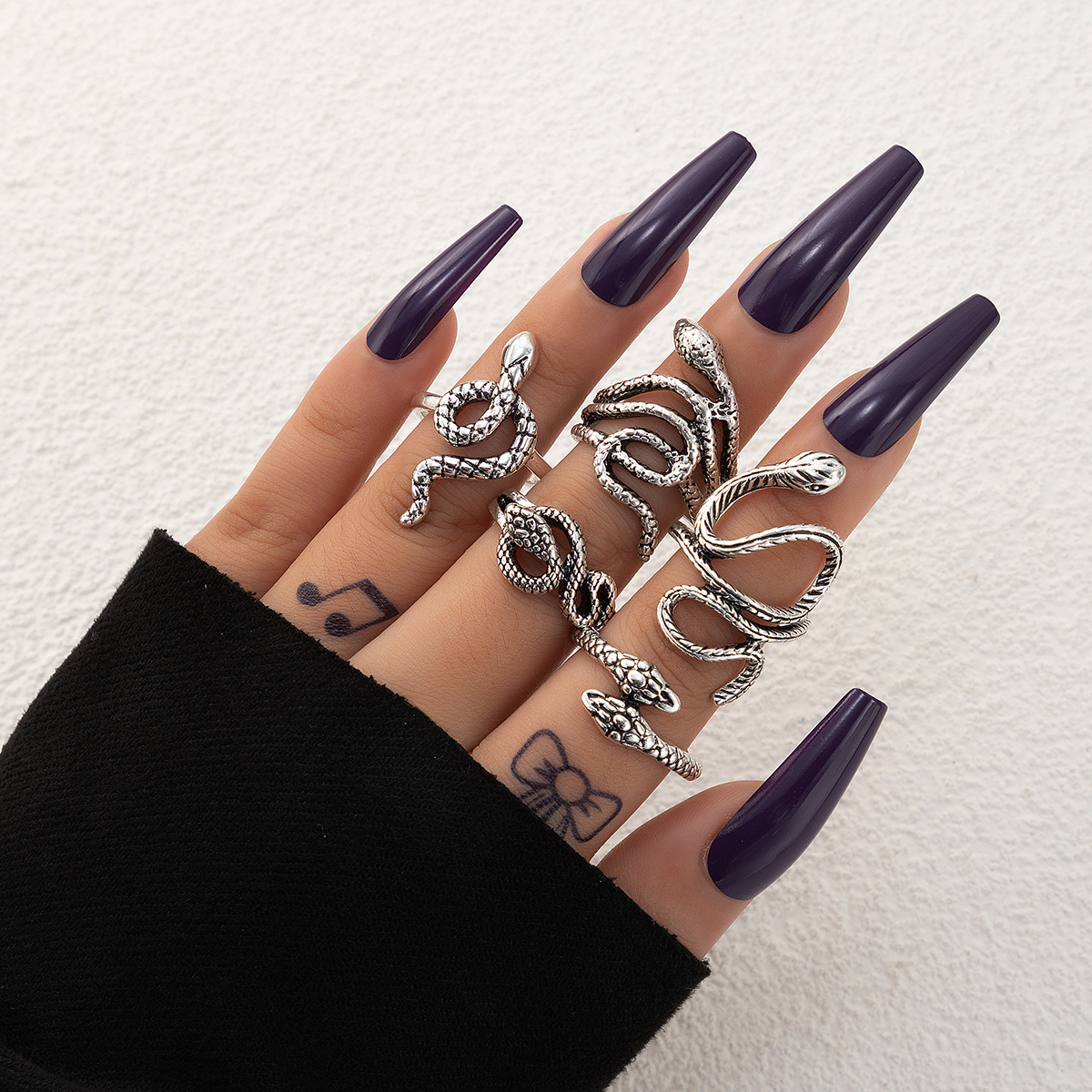 El Comercio exterior europeo y americano fresco hermoso anillo de patrón de serpiente estilo punk animal en forma de serpiente retro exagerado anillo de cuatro piezas