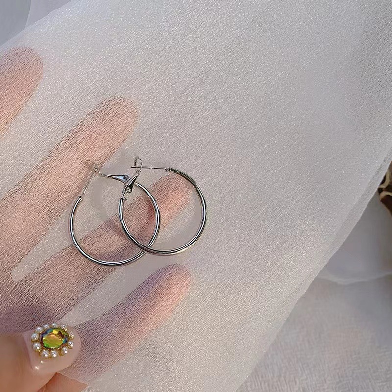 Pendientes de aro lisos para mujer, lujo ligero, pendientes de alta gama, pendientes populares, aretes de diseño exclusivo, aretes de otoño e invierno al por mayor