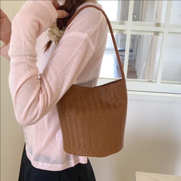 Bolso tejido de gran capacidad de moda bolso de moda 2025 nuevo bolso de cubo salvaje bolso de hombro simple bolso de axila