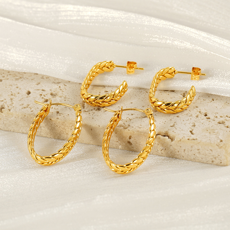 Pendientes de temperamento retro europeo y americano femenino 2024 nuevo estilo caliente celebridades de Internet de nicho pendientes de alta gama Pendientes dorados de todo fósforo