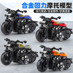 子供のおもちゃの男の子は合金のオートバイのキーホルダーのケーキをシミュレーションしておもちゃの車の模型の露店のおもちゃを並べます。