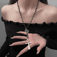 复古暗黑十字架串珠项链长款女士配饰哥特风辣妹高级感轻奢毛衣链