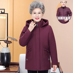 内胆の中で高齢のおばあさんのダウンジャケットを取り外します。