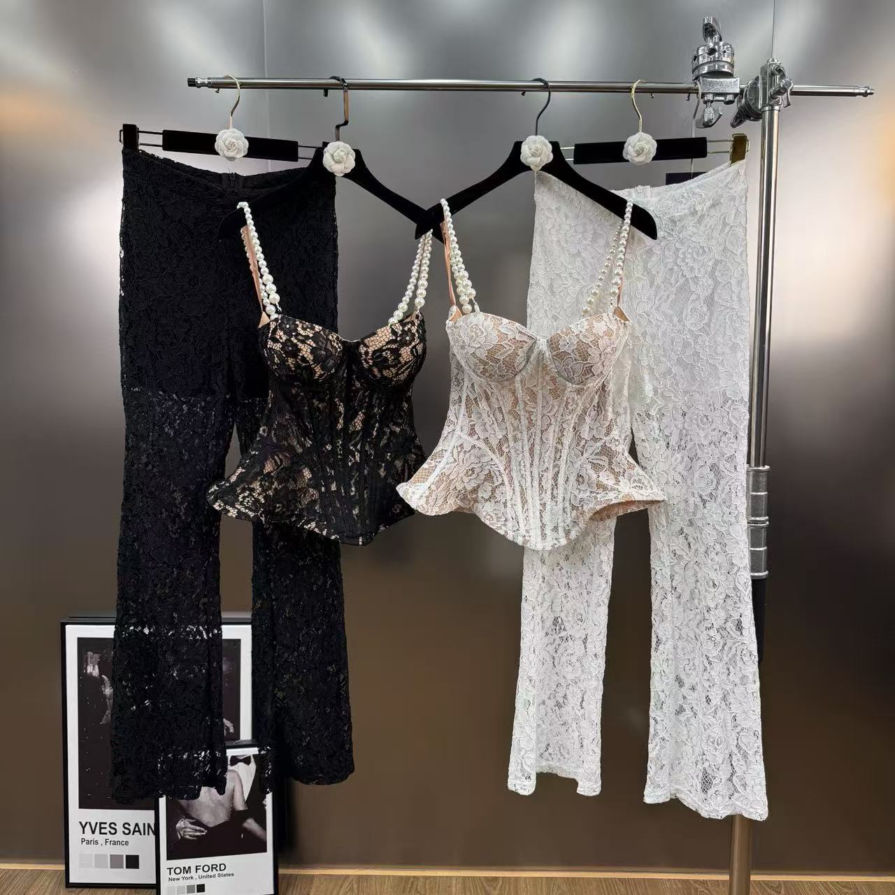 2025年冬季珍珠肩带蕾丝镂空蓬蓬吊带搭配长裤修身显瘦套装