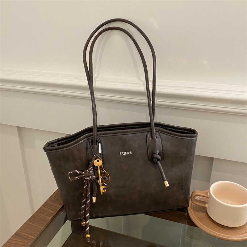 Bolsa de gran capacidad para mujeres otoño y invierno versátil 2024 nueva bolsa de hombro casual de brazo de este año popular bolsa de viaje