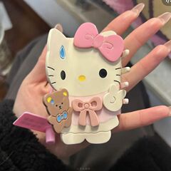 熊を抱っこしているハローキティの可愛い酢酸を抱いています。