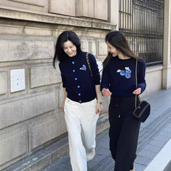 鄂家同款无标2025秋冬新款女装刺绣花朵羊毛针织开衫藏青色