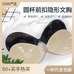 夏の薄いタイプの胸に女性のストラップドレスを貼ります。