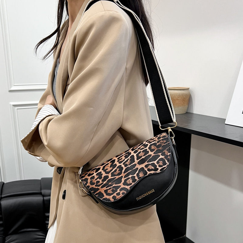 Retro Leopard Print Shoulder Bag Versatile Textured Saddle Bag_voghion.com