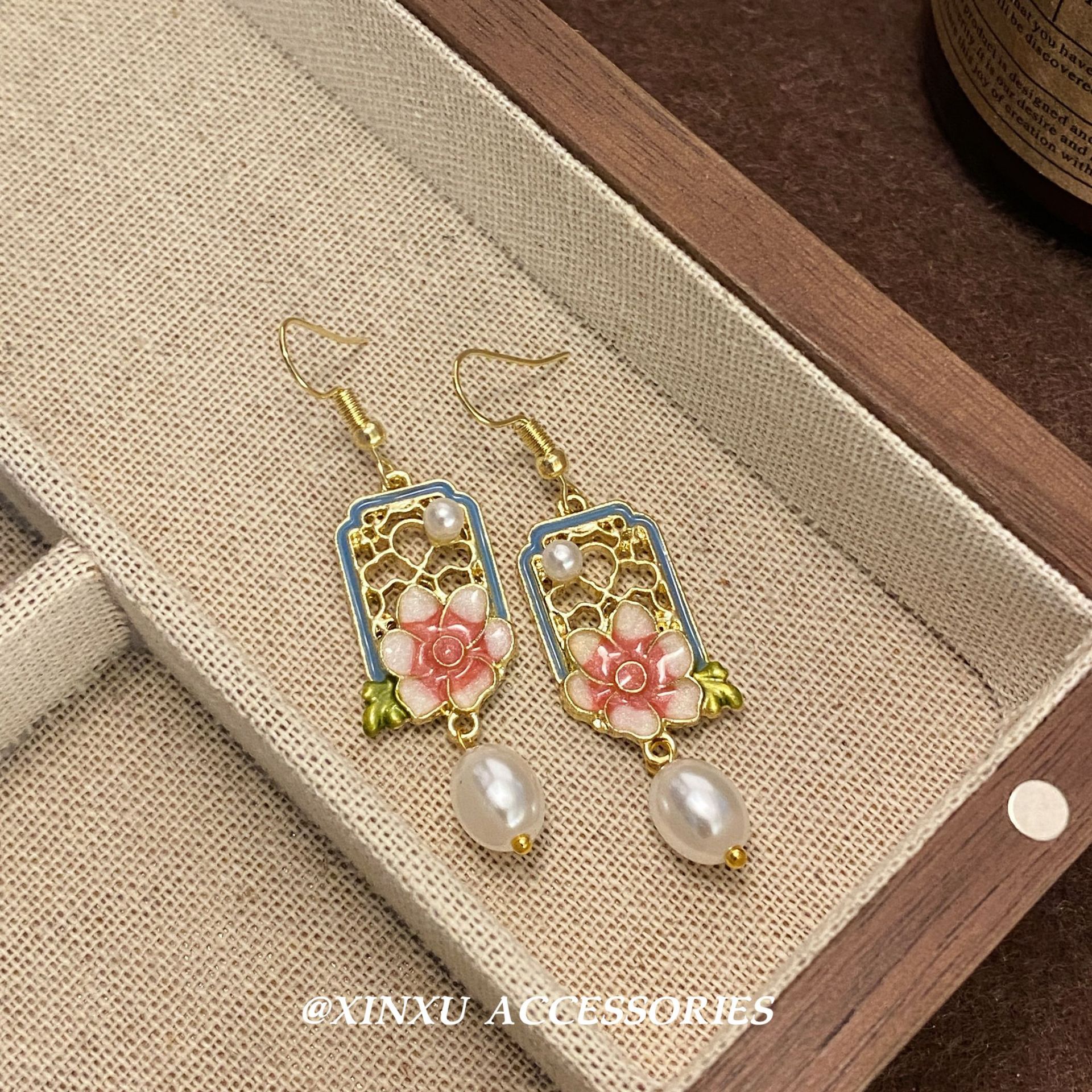 Brincos estilo chinês com flores pérolas e borlas rosa azul_voghion.com