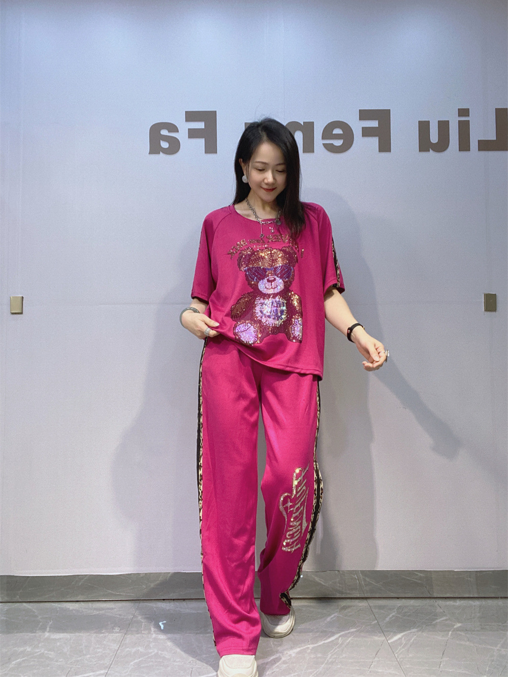 Europa y los Estados Unidos de la ropa de mujer cuello redondo de mangas largas de tamaño grande conjunto de moda de verano de moda casual de diamante de leopardo pantalones de mangas cortas de dos piezas