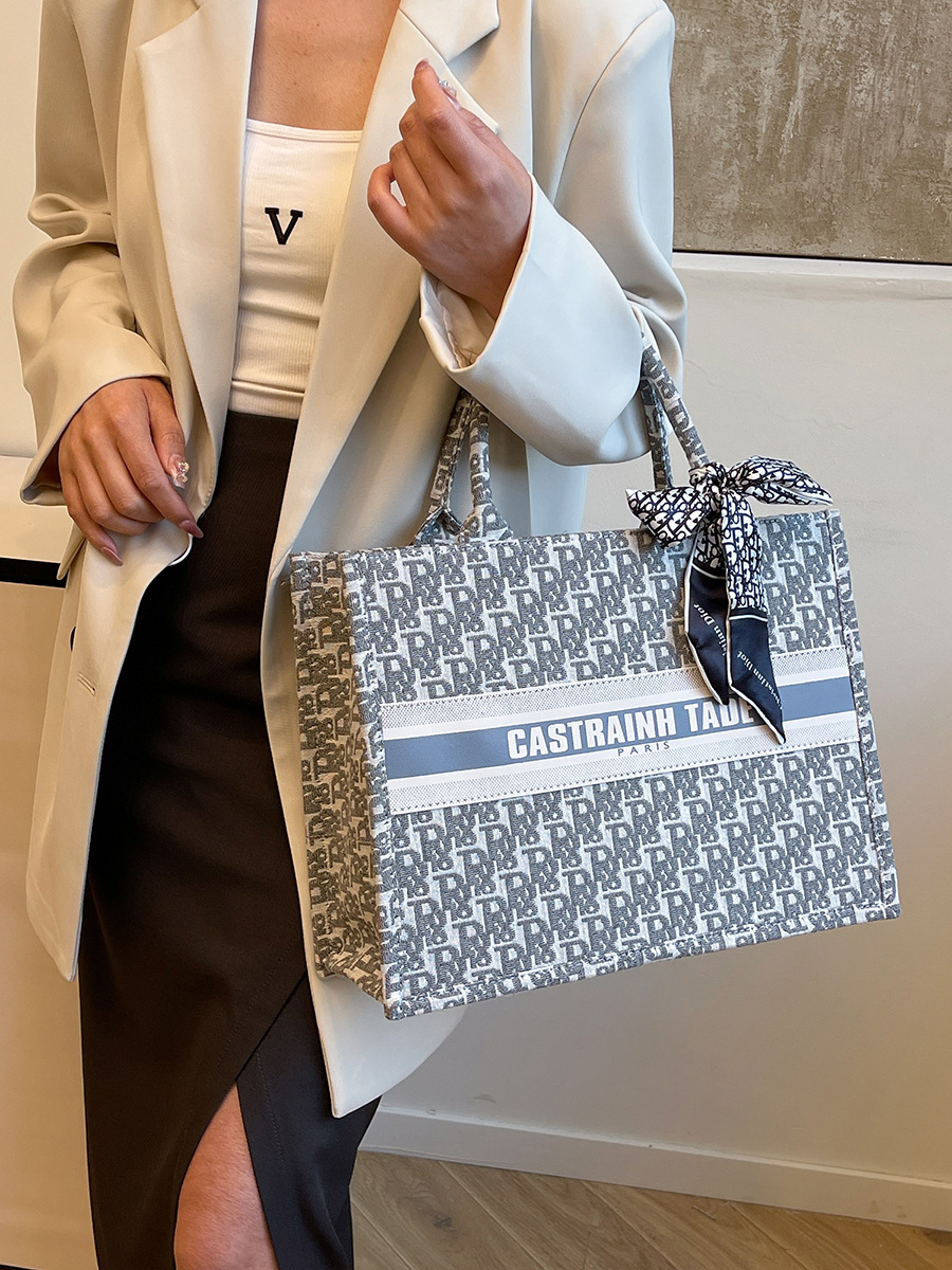 Bolsa de tendencia transfronteriza para mujeres 2025 primavera nueva bufandas de seda de alta capacidad mochila de viaje ocio bolsa de mano image 3