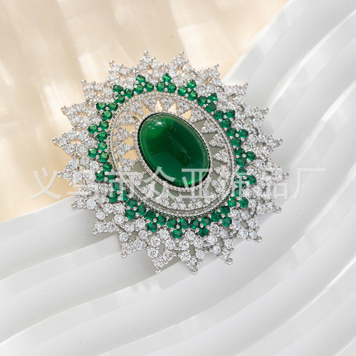 Antique-style copper Victoria emerald gem brooch, plated with 16K gold, featuring a beehive pattern with pigeon egg zirconia.