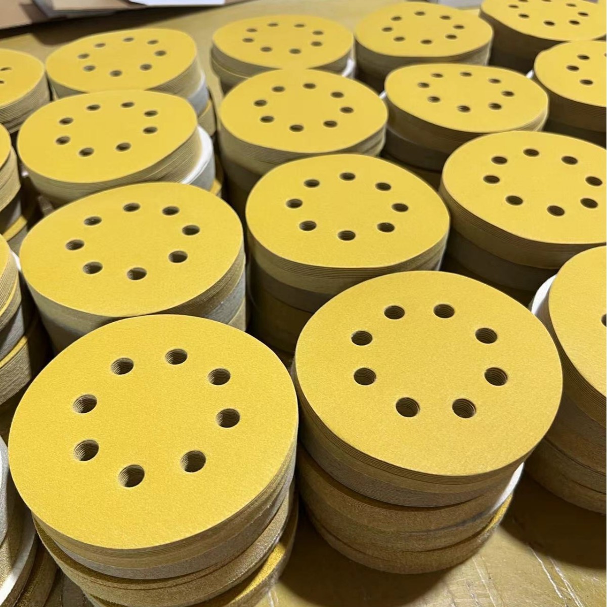 跨境热销5英寸8孔黄砂纸125mm八孔植绒磨砂纸片氧化铝涂层防堵塞
