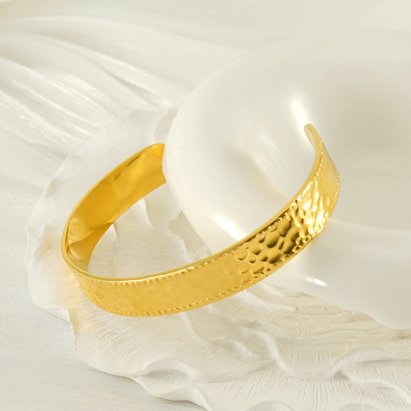 Pulsera de acero de titanio de moda ins europea y americana, pulsera de acero inoxidable con textura retro, joyería chapada en oro en forma de C al por mayor