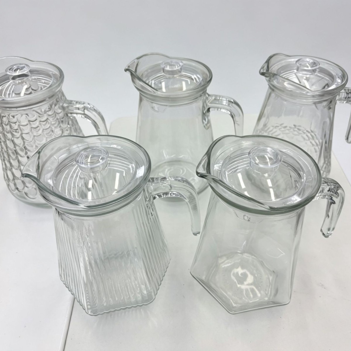 Fábrica directa de agua corrugada de vidrio fría jarro de jugo jarro de agua vertical jarro de boca de pato de gran capacidad