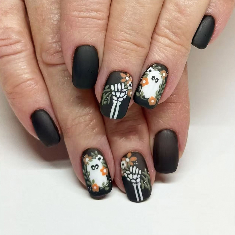 Autumn and winter black Halloween short square matte ghost skull flower design press-on nails