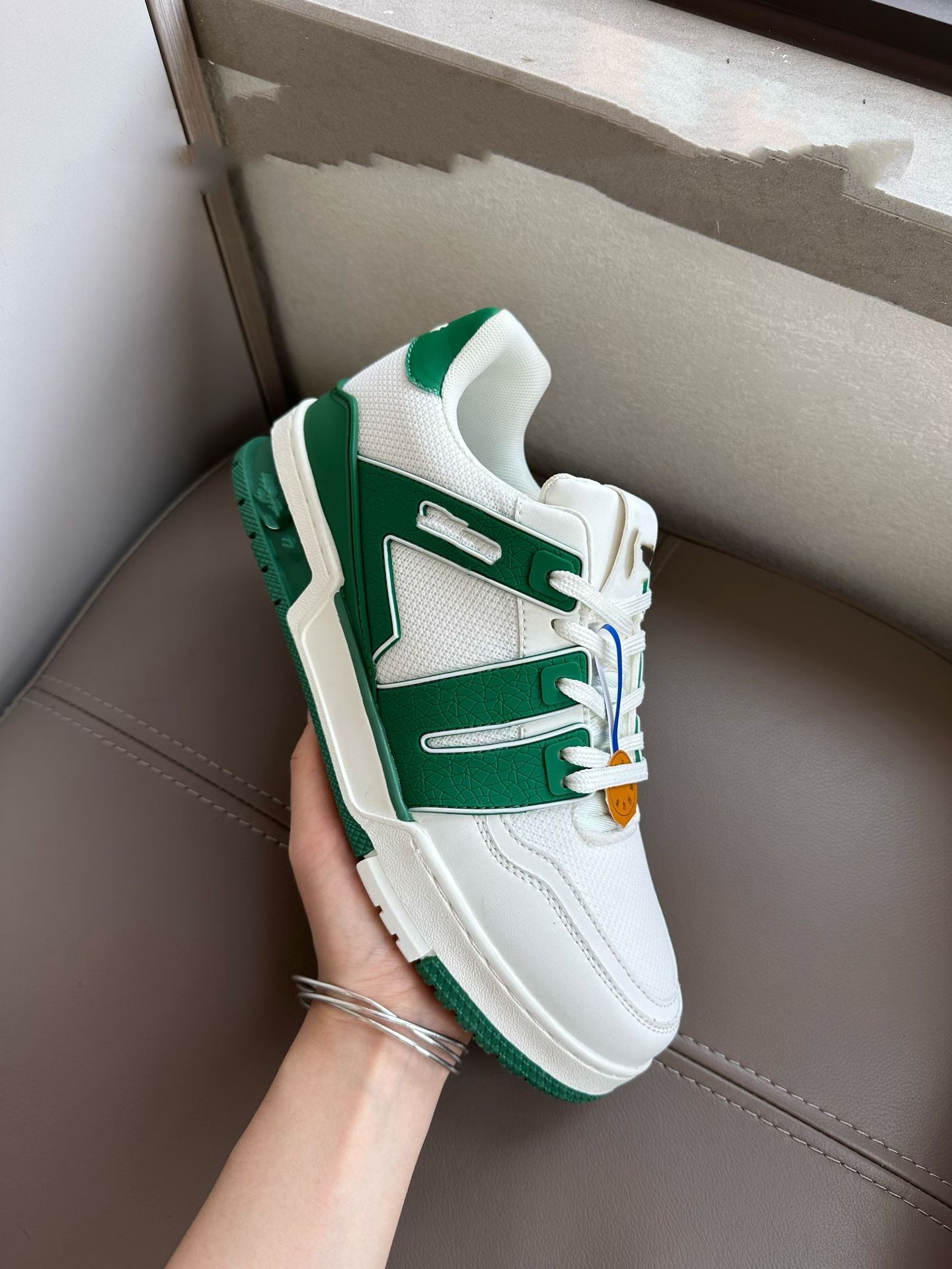 v 짠 흰색과 녹색 39-45