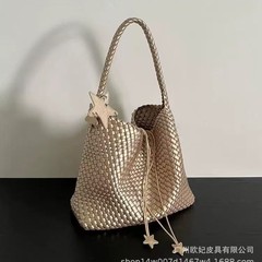銃の同じタイプのシャンパン色の小さいサイズの編み物のカバンの手は小さいバケツを持ってハンドバッグを包みます。