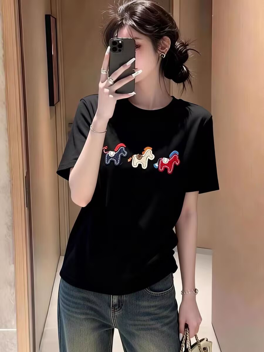 Áo thun nữ cổ tròn tay ngắn thêu hình ngựa nhỏ phong cách basic — màu đen