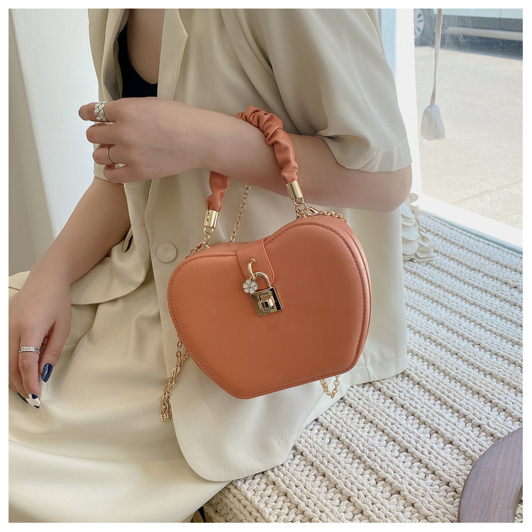 Fashion Portable Messenger Chain Bag display picture 5