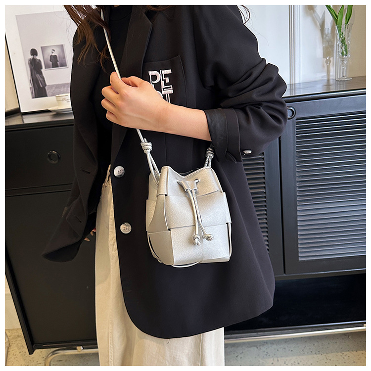 Internet famous handbag for women in 2024, high-end drawstring woven shoulder bag with large capacity, trendy and fashionable crossbody bucket bag_voghion.com