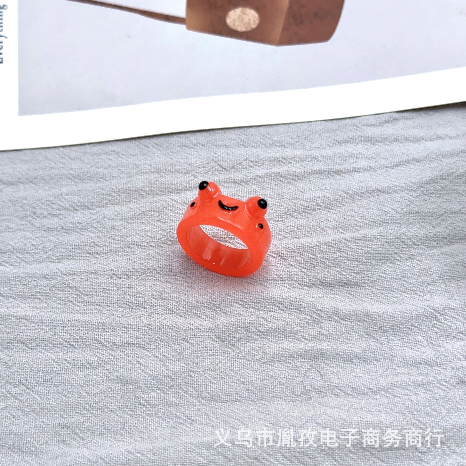 Rana luminosa anillo de resina transfronteriza Venta caliente colorido personalizado animal dibujos animados lindo anillo de dedo Rana solitaria