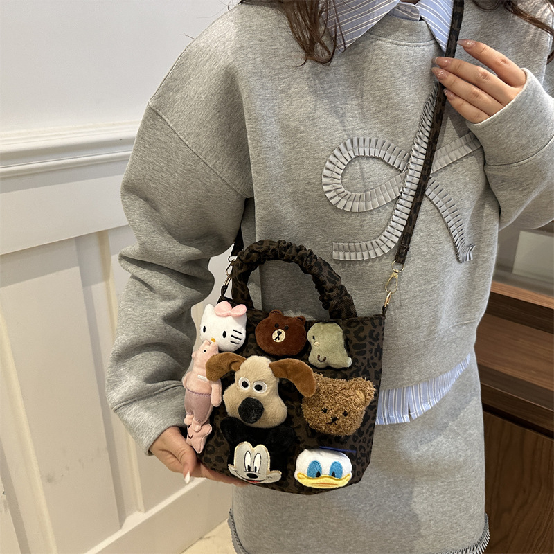 Bolso de leopardo ultra caliente nicho para mujeres 2024 nuevo estilo de invierno popular versátil bolso de mochila casual bolso de cubo