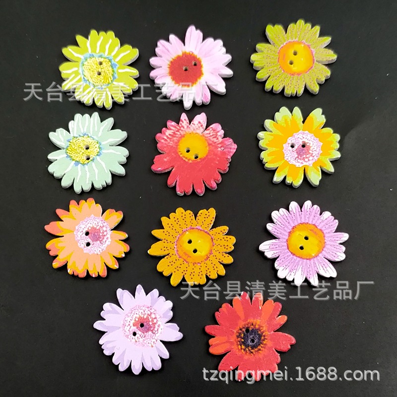 Botón de madera de crisantemo pintado de fondo blanco de 25mm Botón de madera de crisantemo decorativo de fondo blanco de bricolaje 50 por paquete