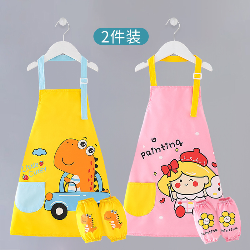 子供のエプロンの絵のカバーの服の男の子の赤ちゃんは食事をします。|undefined