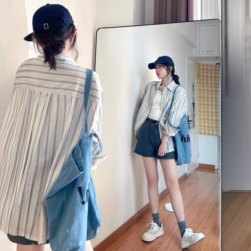 春の服の中にシャツを重ねて着ています。女性の夏の日焼け止めシャツのコートのデザイン感があります。|undefined