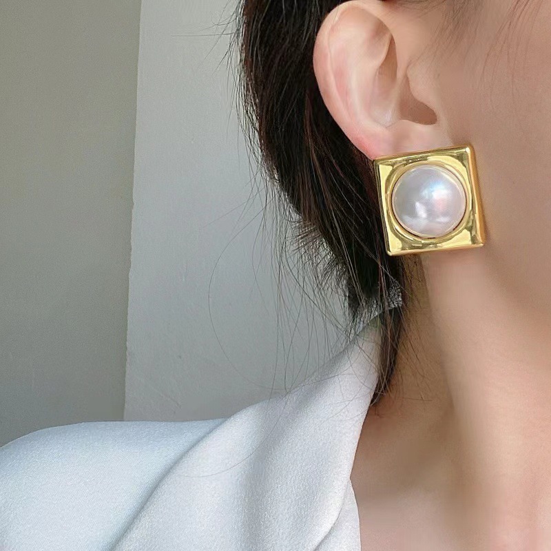 Brincos geométricos quadrados com textura metálica e pérolas grandes incrustadas, estilo simples europeu e americano para mulheres._voghion.com