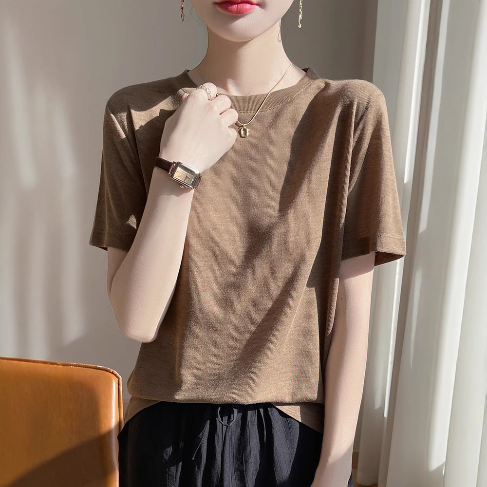 elegant base short sleeve T-shirt with a round collar for leisure