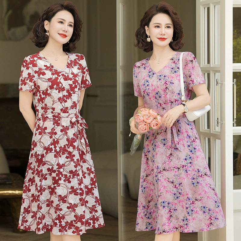 Летнее платье с цветочным принтом для мам, новый стиль для женщин среднего возраста 50 лет, облегающее талию, утягивающее, платье средней длины с V-образным вырезом и принтом.
