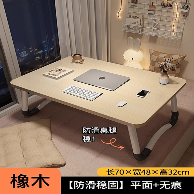 家庭用のノートパソコンの机が窓をはねています。|undefined
