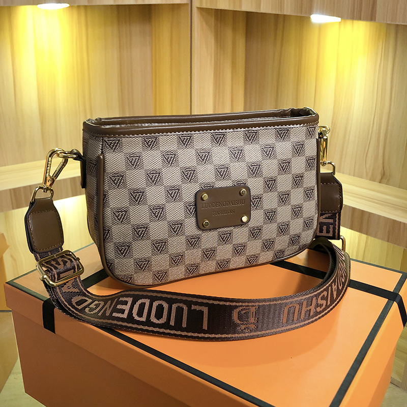 Women's bags 2023 new style versatile printed armpit bag Internet celebrity temperament high-end single shoulder crossbody bag small square bag_voghion.com